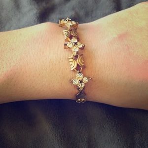 Adorable vintage gold tone bracelet